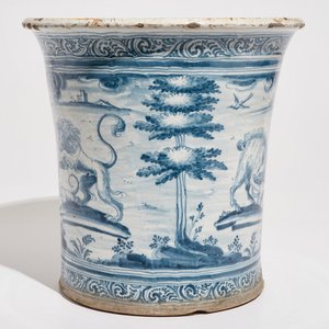 A large blue and white armorial jardiniere with fighting animals, Talavera, Spain, 17/18th C. — 照片 3