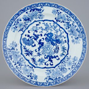 A large blue and white Chinese charger with a fine floral design, Qianlong, 18th C. — photo 1
