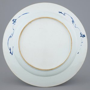 A large blue and white Chinese charger with a fine floral design, Qianlong, 18th C. — photo 2