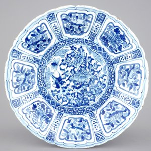 A large blue and white Chinese kraak porcelain dish, 17th C. — photo 1