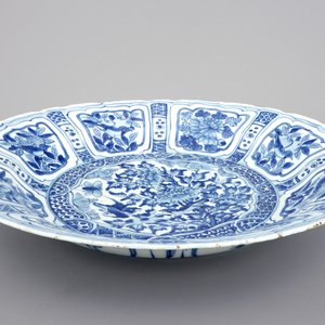 A large blue and white Chinese kraak porcelain dish, 17th C. — photo 2