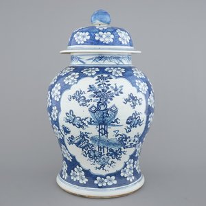 A large blue and white Chinese porcelain baluster jar and cover, 19th C. — foto 1