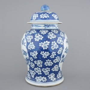 A large blue and white Chinese porcelain baluster jar and cover, 19th C. — foto 3
