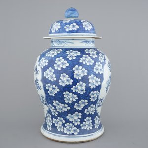A large blue and white Chinese porcelain baluster jar and cover, 19th C. — foto 4