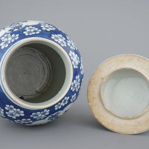 A large blue and white Chinese porcelain baluster jar and cover, 19th C. — foto 5