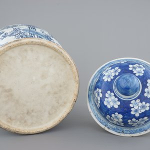 A large blue and white Chinese porcelain baluster jar and cover, 19th C. — foto 6