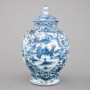 A large blue and white Chinese porcelain baluster jar and cover, Ming Dynasty — photo 1