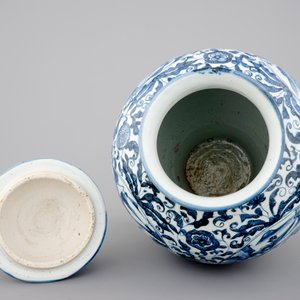 A large blue and white Chinese porcelain baluster jar and cover, Ming Dynasty — photo 5