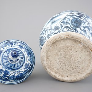 A large blue and white Chinese porcelain baluster jar and cover, Ming Dynasty — photo 6