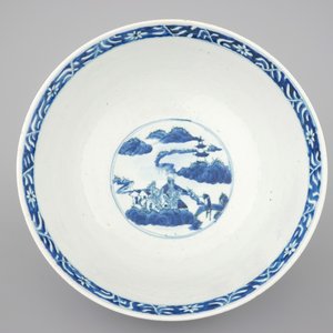 A large blue and white Chinese porcelain bowl with go players, Xuantong mark and probably of the period (1908-1912) — photo 5