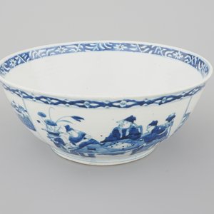 A large blue and white Chinese porcelain bowl with go players, Xuantong mark and probably of the period (1908-1912) — photo 6