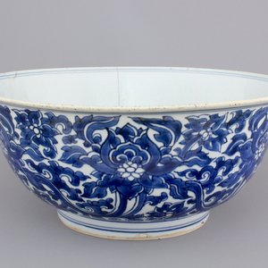 A large blue and white Chinese porcelain bowl with lotus scrolls, Kangxi, ca. 1680 — photo 1