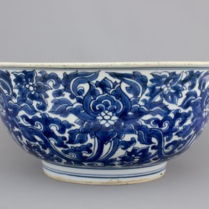 A large blue and white Chinese porcelain bowl with lotus scrolls, Kangxi, ca. 1680 — photo 2