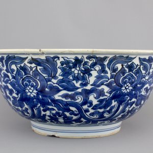 A large blue and white Chinese porcelain bowl with lotus scrolls, Kangxi, ca. 1680 — photo 3
