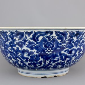 A large blue and white Chinese porcelain bowl with lotus scrolls, Kangxi, ca. 1680 — photo 4