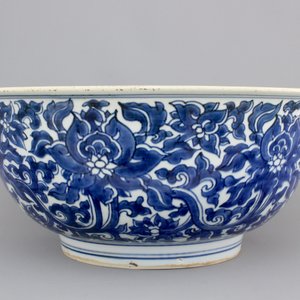 A large blue and white Chinese porcelain bowl with lotus scrolls, Kangxi, ca. 1680 — photo 5