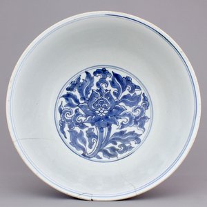 A large blue and white Chinese porcelain bowl with lotus scrolls, Kangxi, ca. 1680 — photo 6