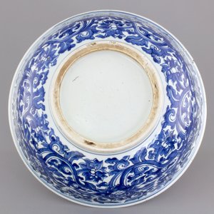 A large blue and white Chinese porcelain bowl with lotus scrolls, Kangxi, ca. 1680 — photo 7
