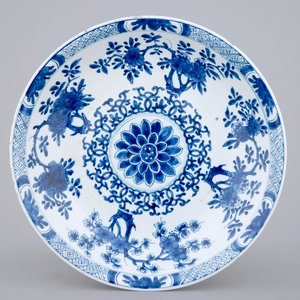 A large blue and white Chinese porcelain dish, Kangxi, ca. 1700 — photo 1