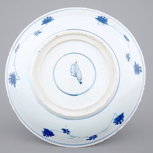 A large blue and white Chinese porcelain dish, Kangxi, ca. 1700 — photo 2