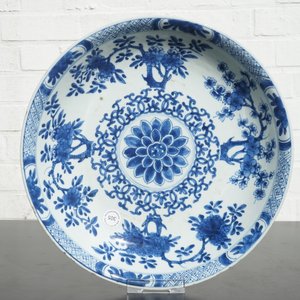 A large blue and white Chinese porcelain dish, Kangxi, ca. 1700 — photo 4