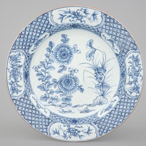 A large blue and white Chinese porcelain dish, Qianlong, 18th C. — photo 1