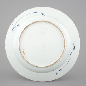 A large blue and white Chinese porcelain dish, Qianlong, 18th C. — photo 2