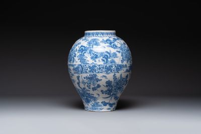 A large blue and white Delftware chinoiserie vase, Delft or Frankfurt, 17th C. — photo 3