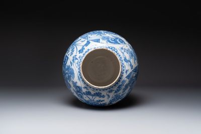 A large blue and white Delftware chinoiserie vase, Delft or Frankfurt, 17th C. — photo 5
