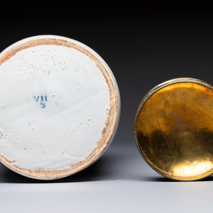 A large blue and white Dutch Delft albarello and cover inscribed 'MEL ALBUM', 18th C. — photo 7