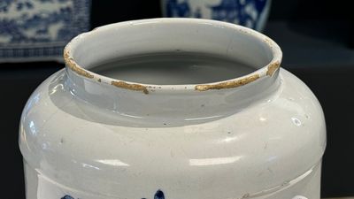 A large blue and white Dutch Delft albarello, inscribed 'Rosar:Pallidar', 18th C. — foto 1