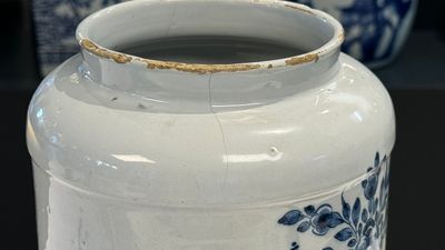 A large blue and white Dutch Delft albarello, inscribed 'Rosar:Pallidar', 18th C. — foto 2