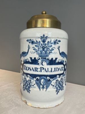 A large blue and white Dutch Delft albarello, inscribed 'Rosar:Pallidar', 18th C. — foto 7