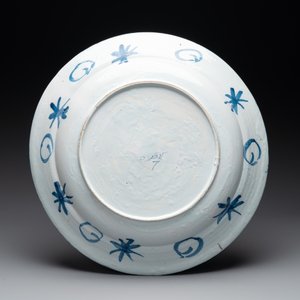 A large blue and white Dutch Delft chinoiserie dish, late 17th C. — photo 2