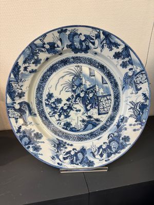 A large blue and white Dutch Delft chinoiserie dish, late 17th C. — photo 2