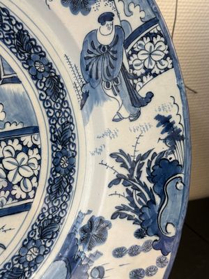 A large blue and white Dutch Delft chinoiserie dish, late 17th C. — photo 5