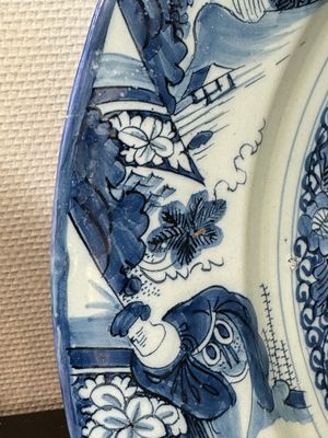 A large blue and white Dutch Delft chinoiserie dish, late 17th C. — photo 6
