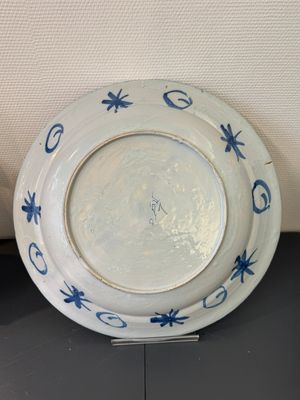 A large blue and white Dutch Delft chinoiserie dish, late 17th C. — photo 8