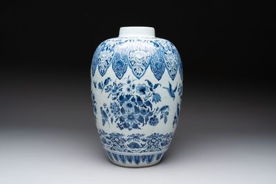 A large blue and white Dutch Delft chinoiserie jar, 1st quarter 18th C.