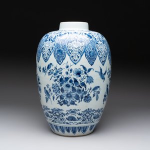 A large blue and white Dutch Delft chinoiserie jar, 1st quarter 18th C. — 照片 1