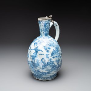 A large blue and white Dutch Delft chinoiserie jug with a mounted pewter lid, 17th C. — photo 1
