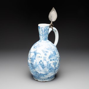 A large blue and white Dutch Delft chinoiserie jug with a mounted pewter lid, 17th C. — photo 2