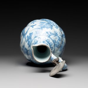 A large blue and white Dutch Delft chinoiserie jug with a mounted pewter lid, 17th C. — photo 7