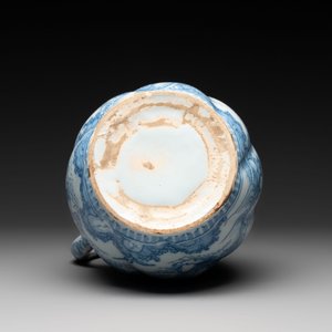 A large blue and white Dutch Delft chinoiserie jug with a mounted pewter lid, 17th C. — photo 8
