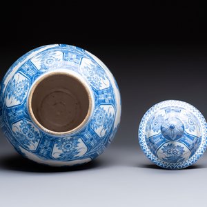 A large blue and white Dutch Delft chinoiserie vase and cover, 17th C. — photo 5