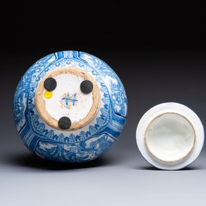 A large blue and white Dutch Delft chinoiserie vase and cover, 17th C. — photo 6