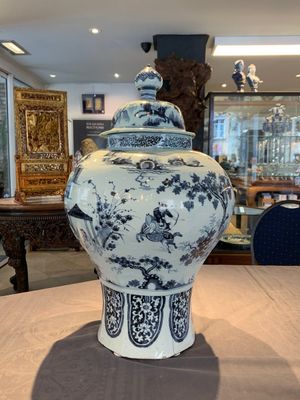 A large blue and white Dutch Delft chinoiserie vase and cover, late 17th C. — photo 11