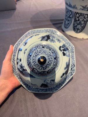 A large blue and white Dutch Delft chinoiserie vase and cover, late 17th C. — photo 12