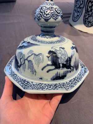 A large blue and white Dutch Delft chinoiserie vase and cover, late 17th C. — photo 13