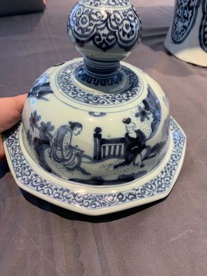A large blue and white Dutch Delft chinoiserie vase and cover, late 17th C. — photo 16